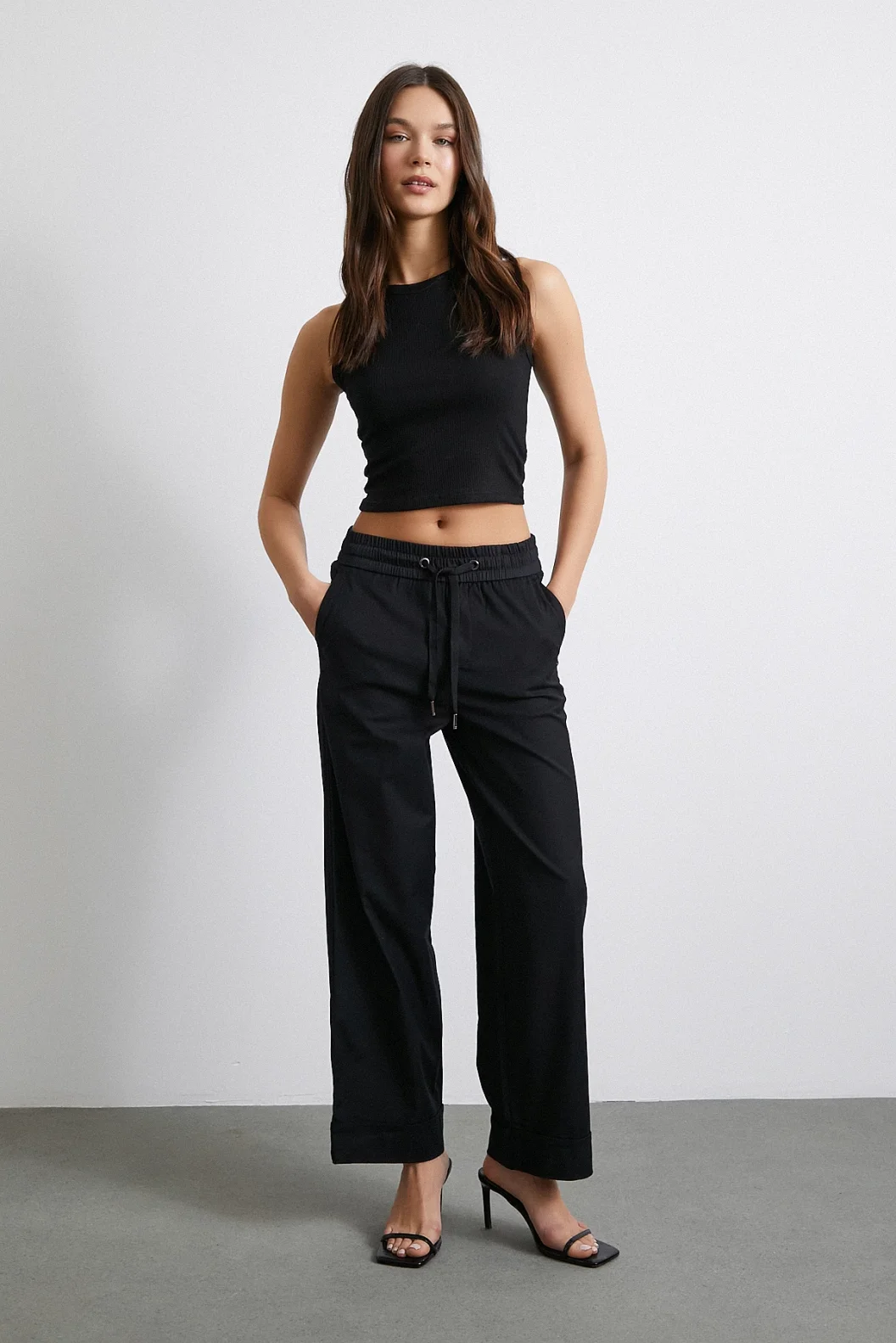 بنطلون أسود بخصر مطاطي وأطراف مطوية