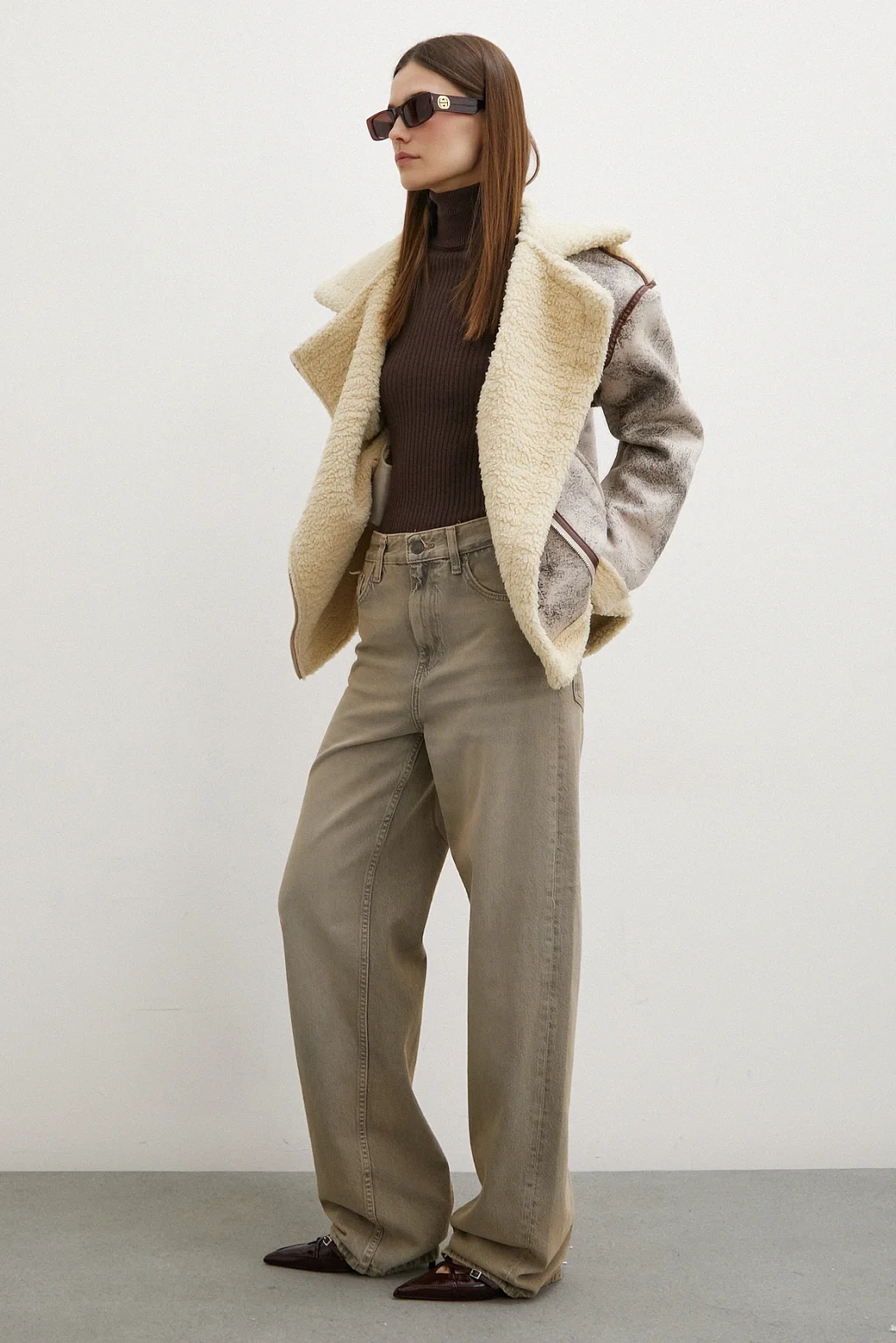 بنطلون جينز واسع عند الساق وخصر عالي