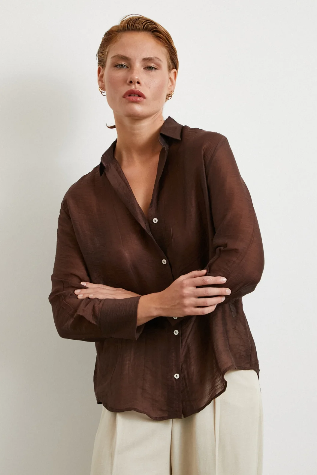 قميص ياقة الرقبة البني اللون الأساسي