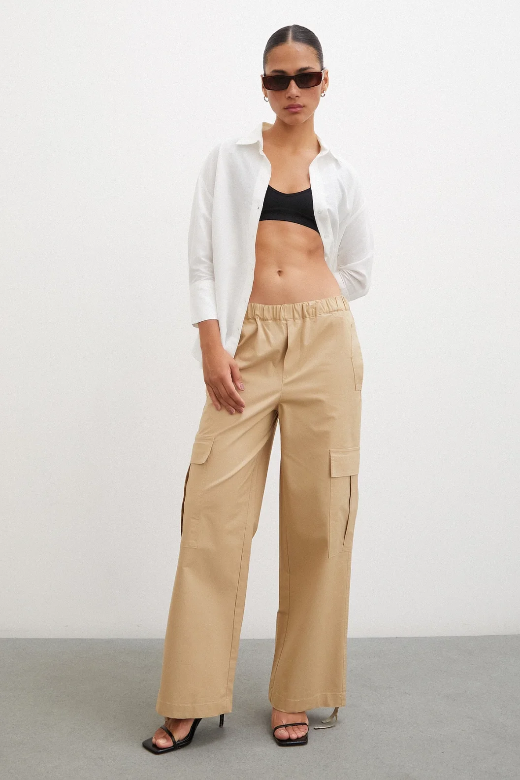 قميص كم قصير مشقوق لونه العاجي