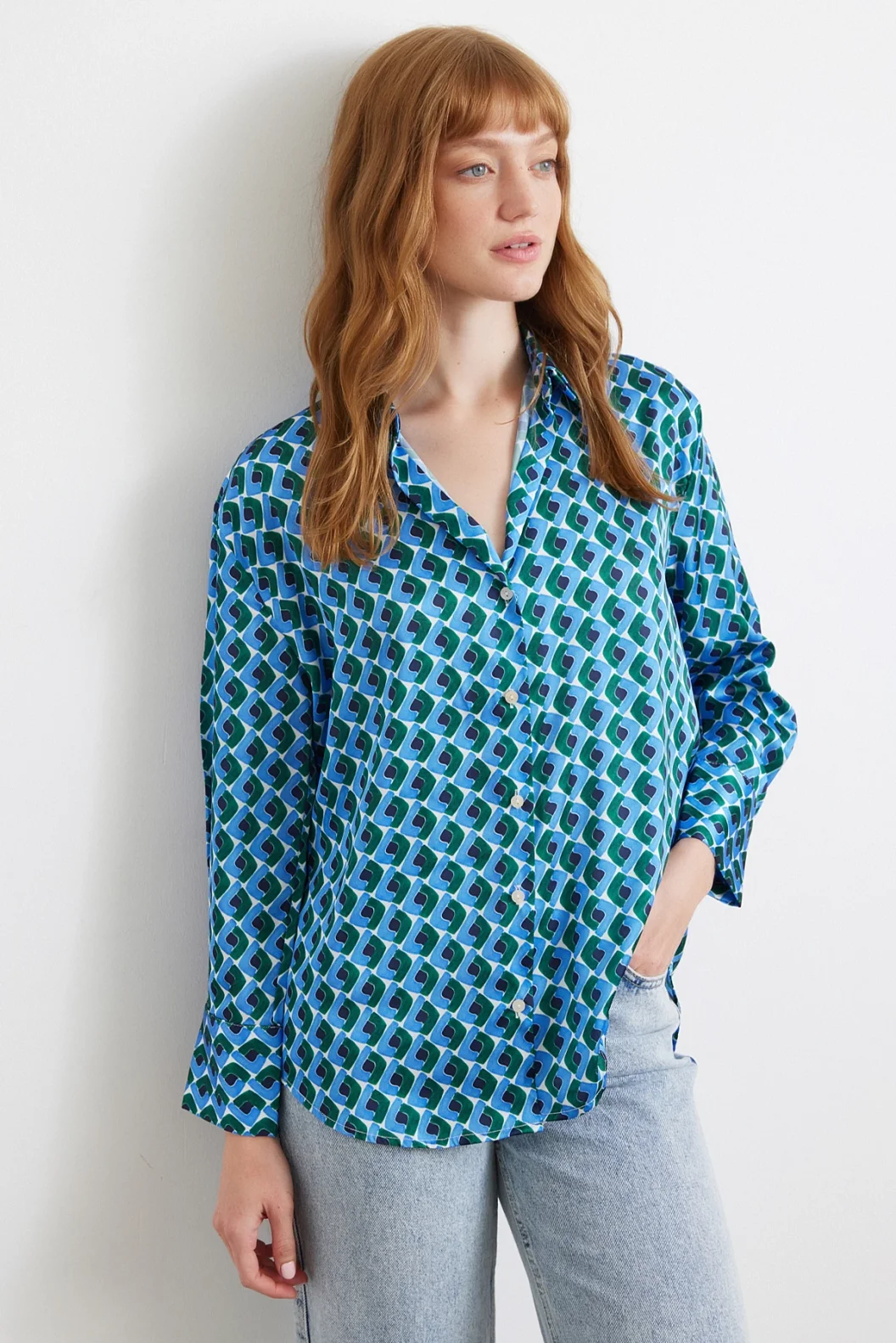 قميص حرير مطبوع بنمط هندسي أزرق