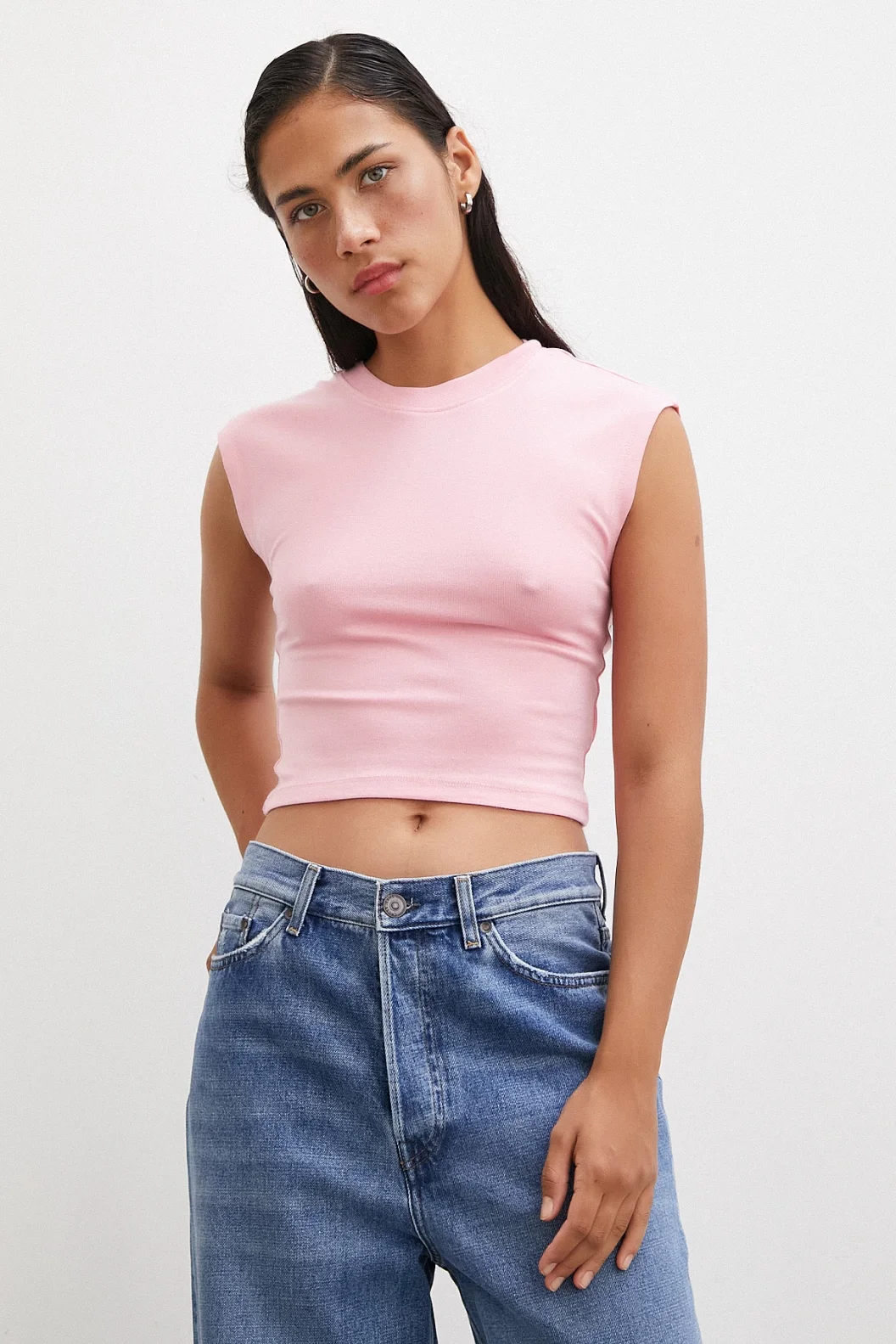 قميص بأكمام قصيرة بلون وردي