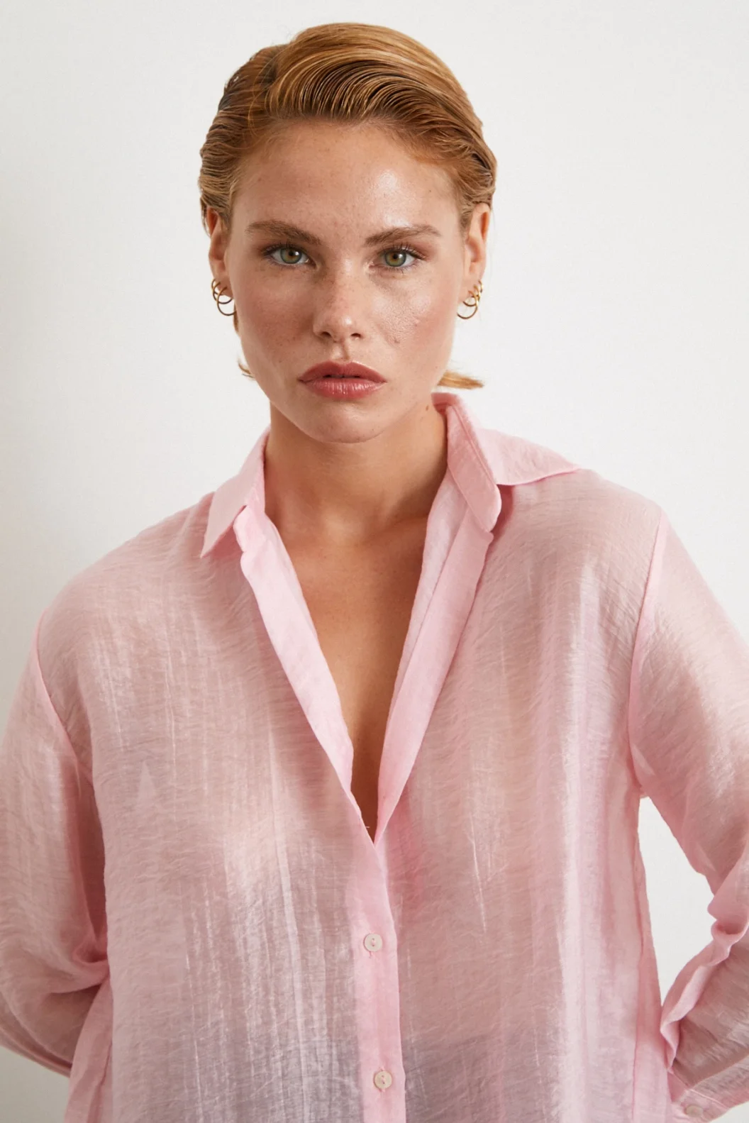 قميص الرقبة الأساسي بأكمام طويلة باللون الوردي