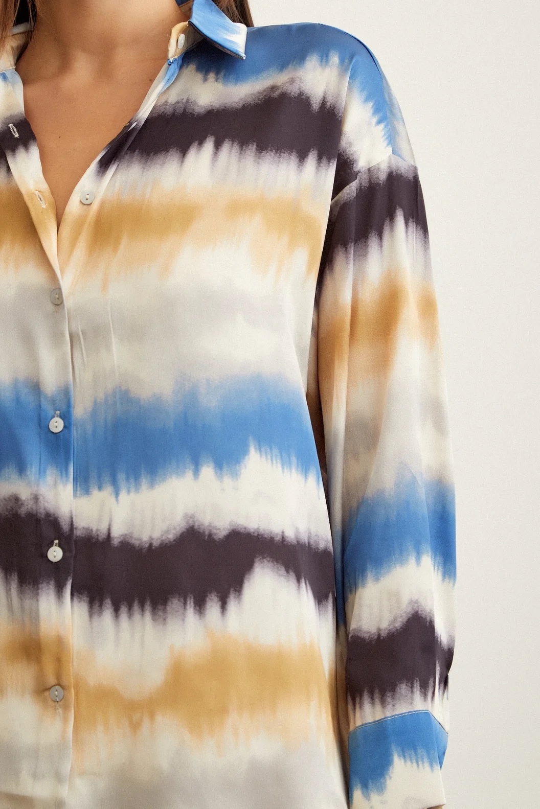 قميص بنقشة الدهان المائي أزرق