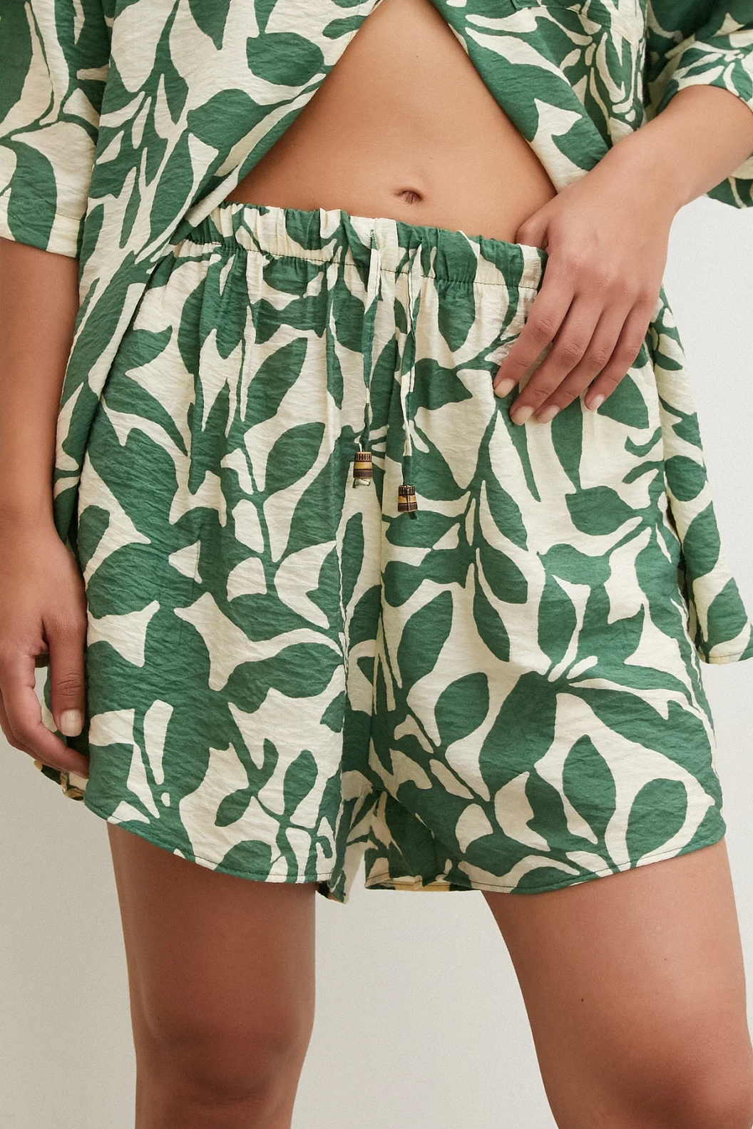 مجموعة بشورت بنقشة أوراق خضراء