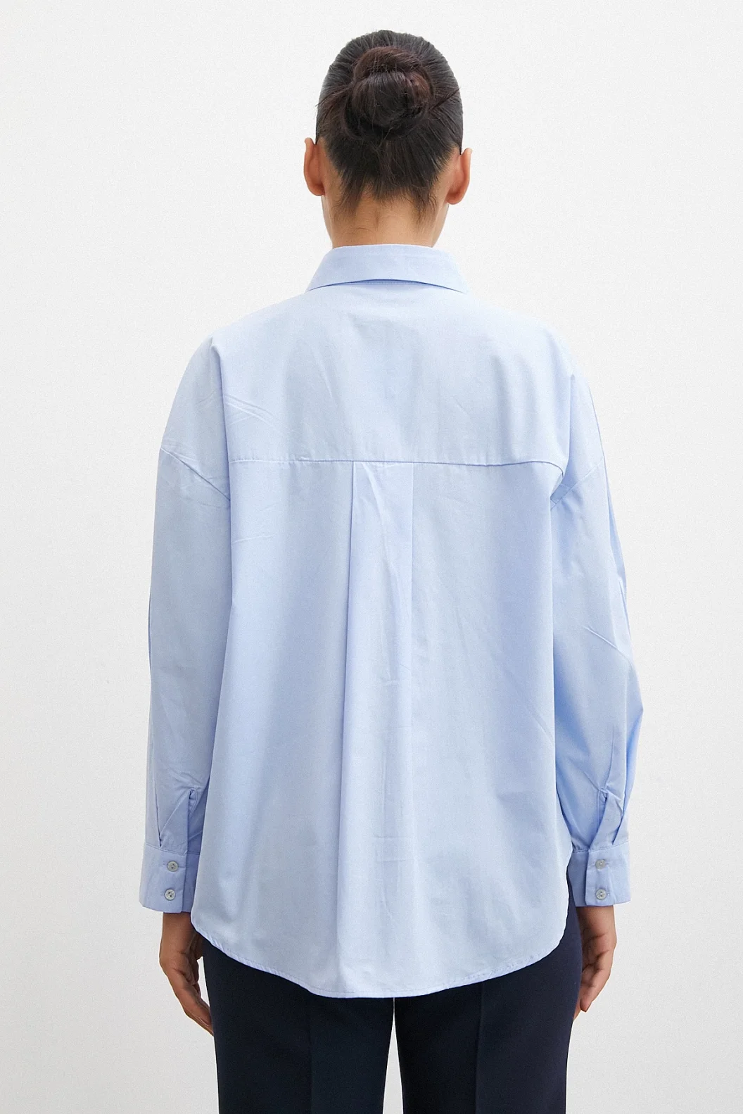 قميص بأزرار الأكمام الزرقاء