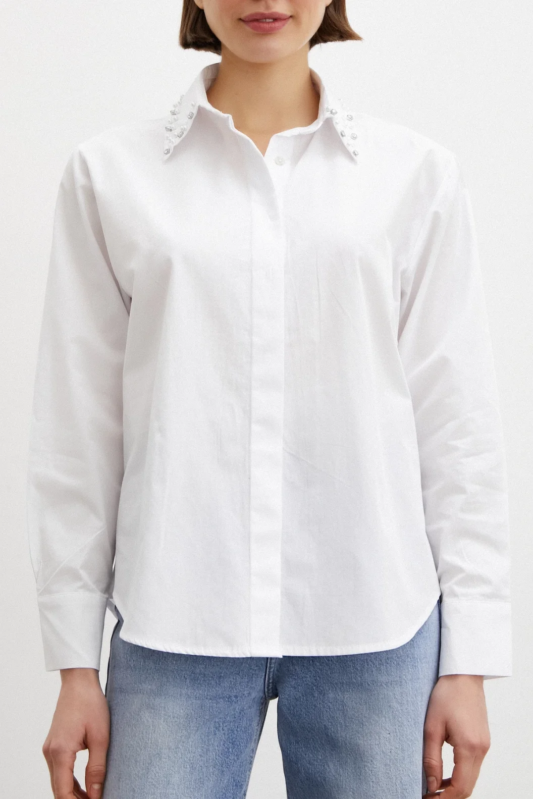 قميص بوبلين أبيض مع قلادة الياقة