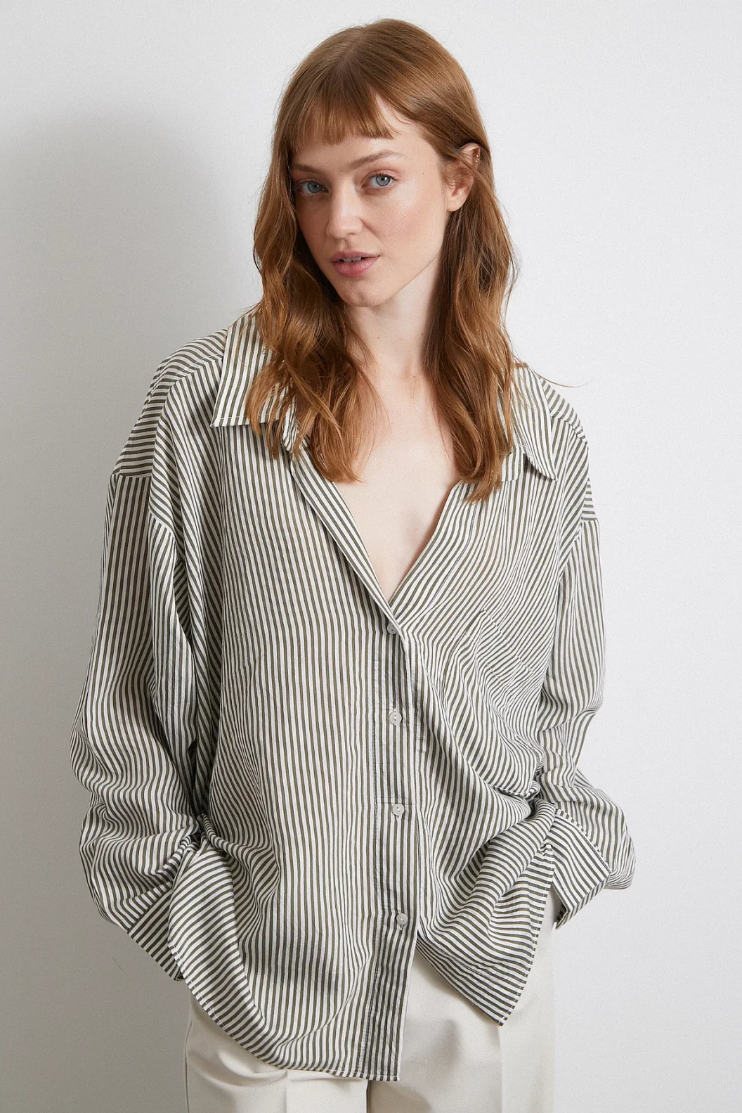 قميص مخطط بأكمام الخفاش باللون الكاكي