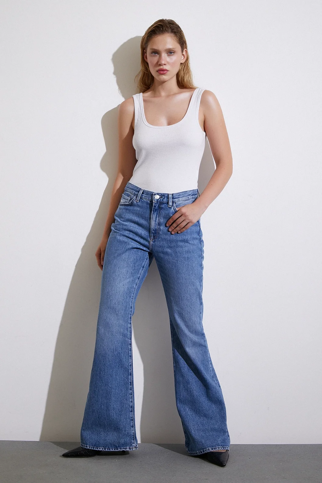 بنطلون جينز بقصة واسعة وخصر عالي أزرق