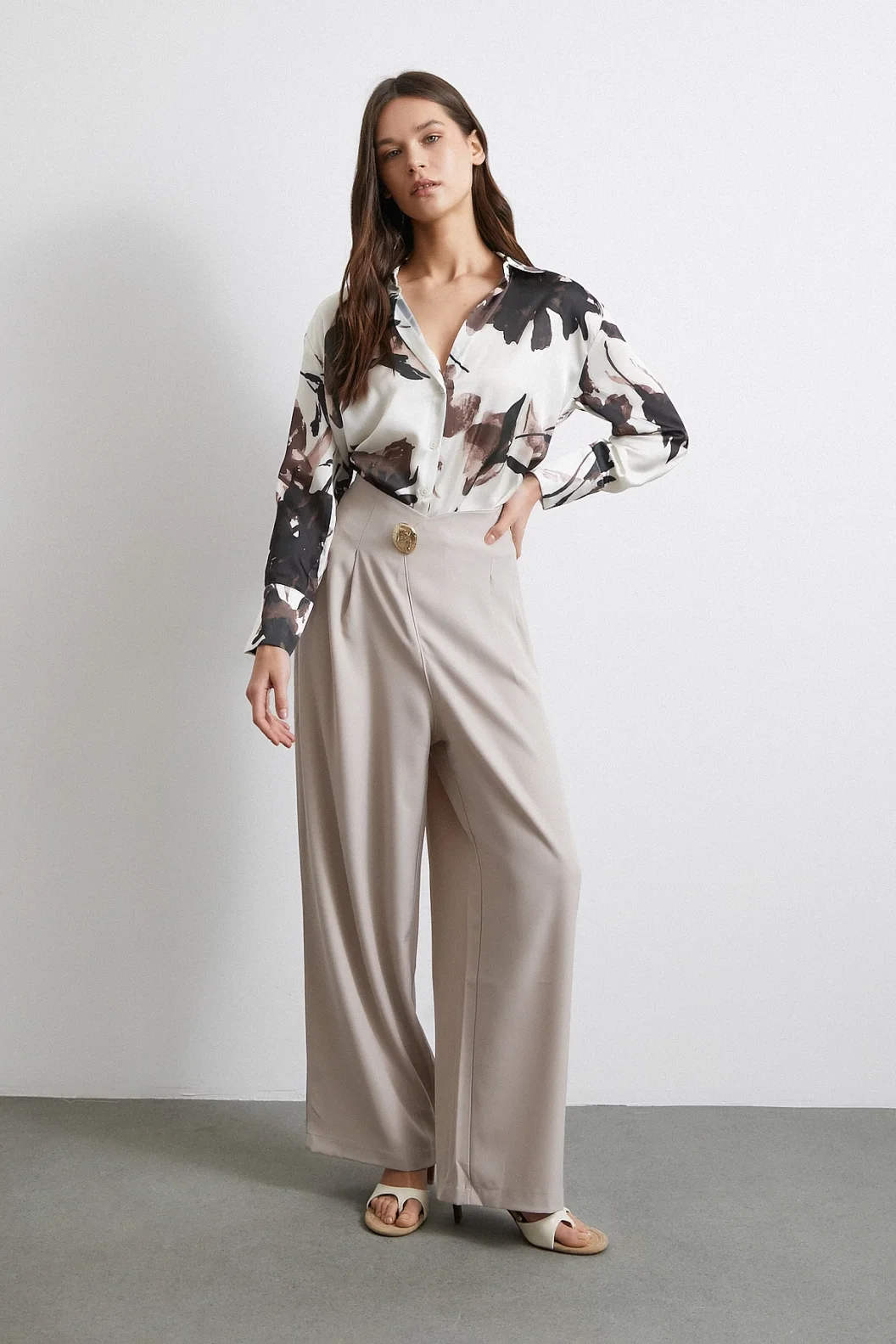 بنطلون بيج بتفاصيل أزرار وجيوب بقصة مستقيمة