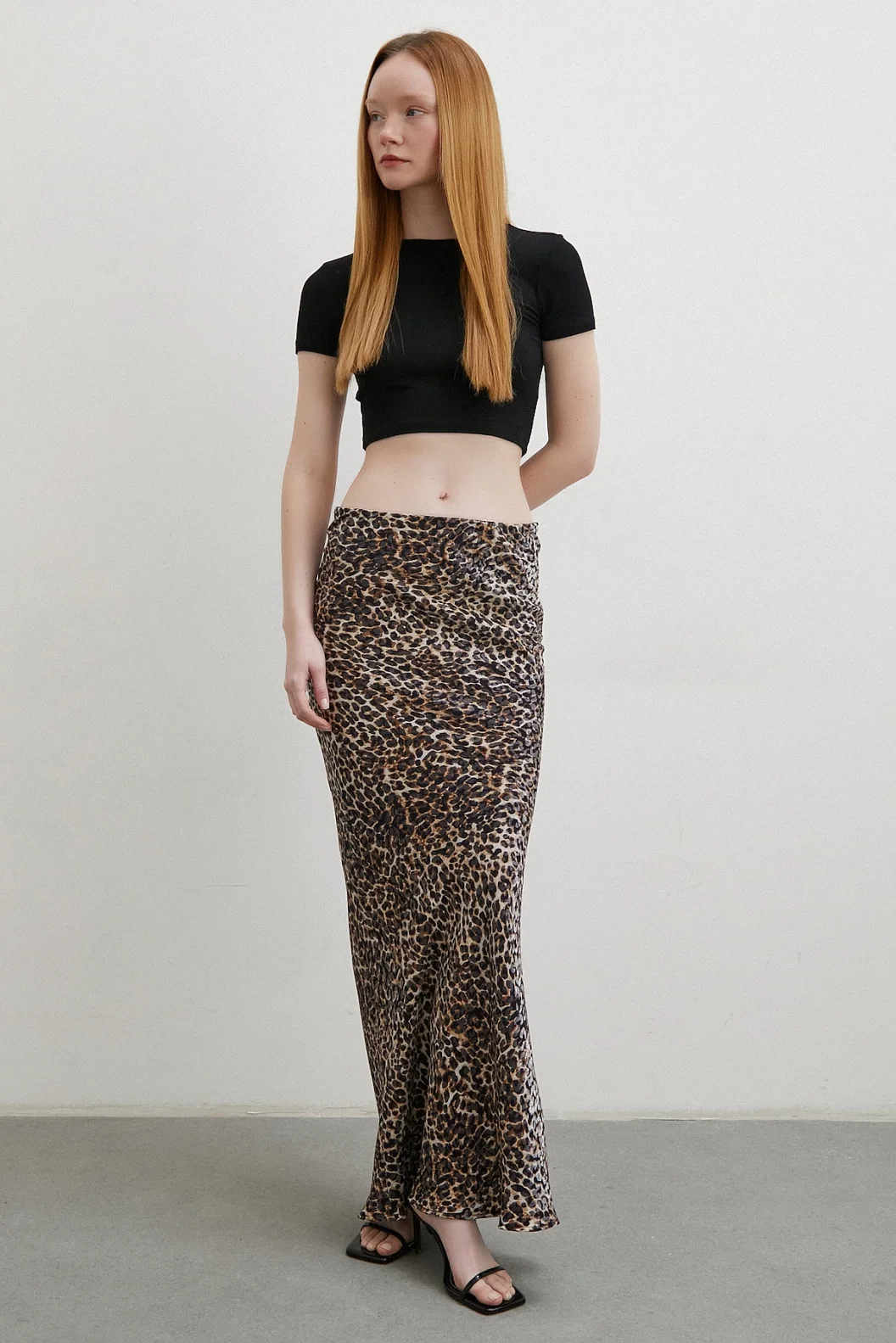 تنورة مائلة بنقشة فهد بيج