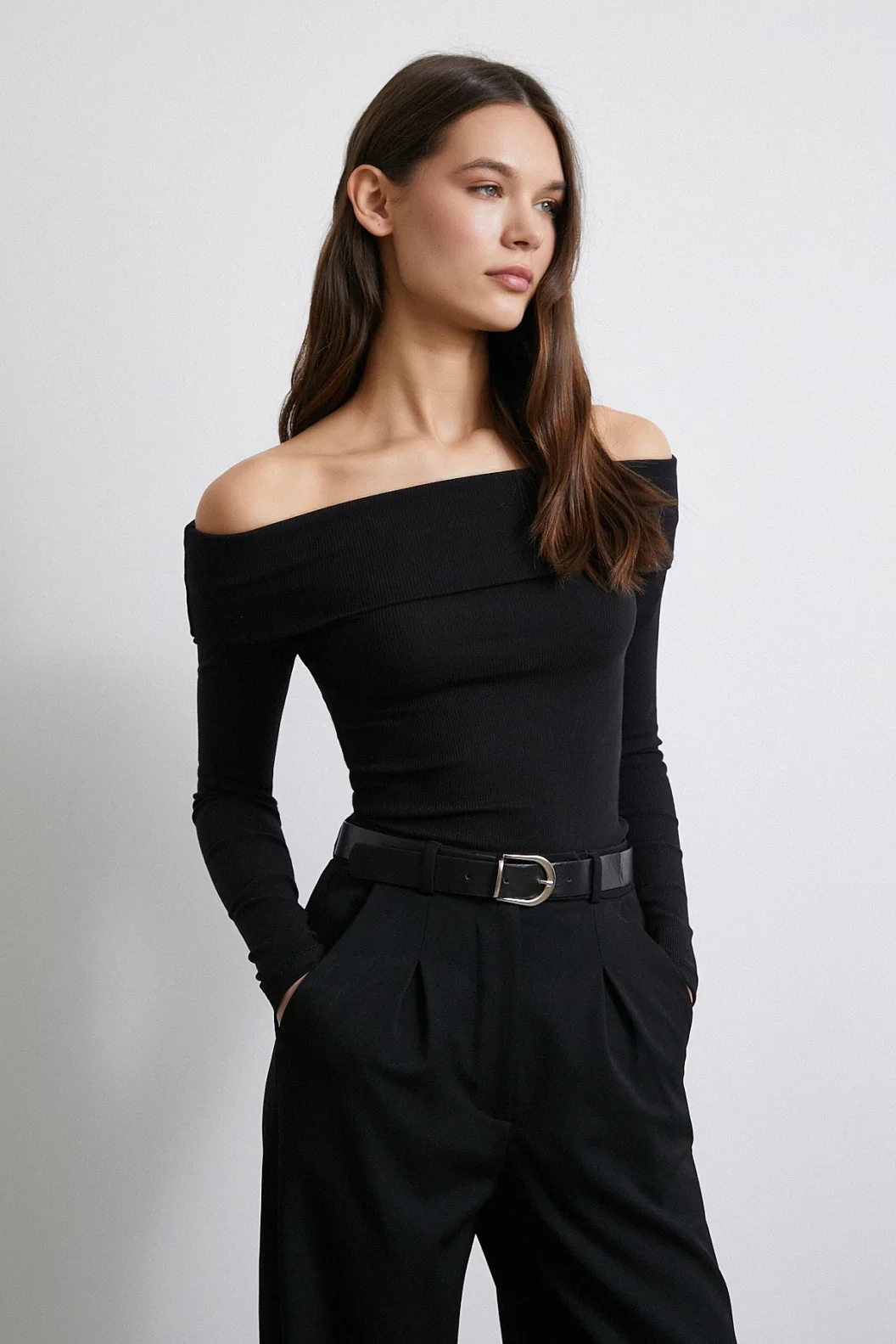 قميص أسود بتصميم كاميس الكتف المكشوف