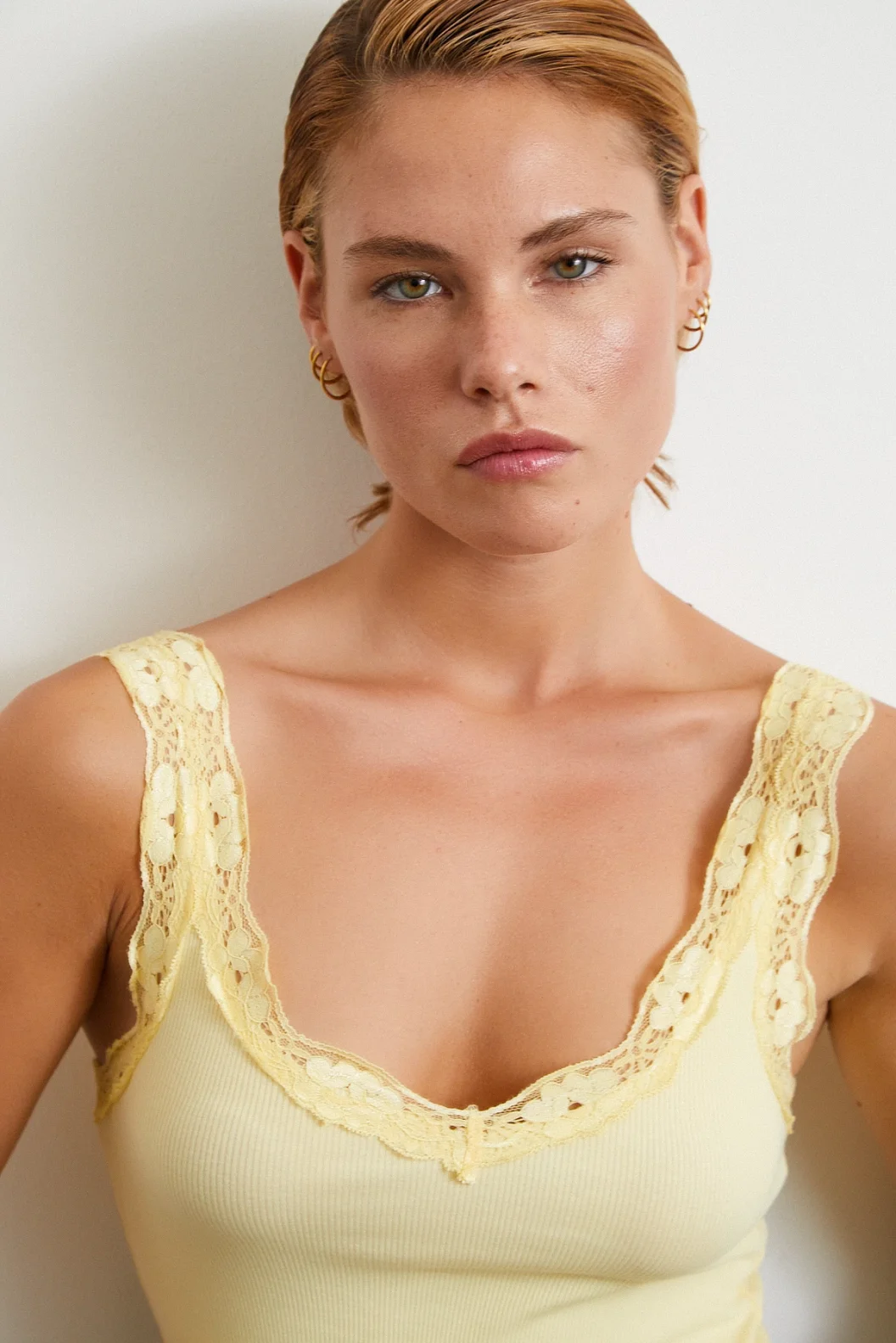 دانتيل سبيكة أعلى أصفر