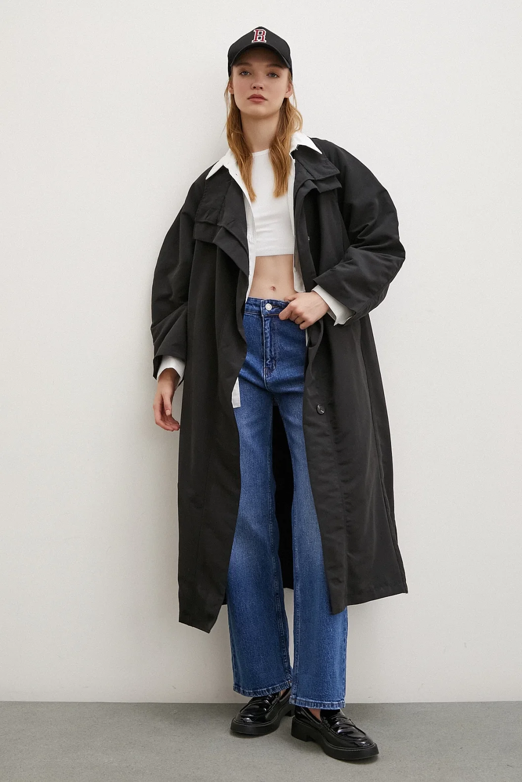 Schwarzer Trenchcoat mit Taschen