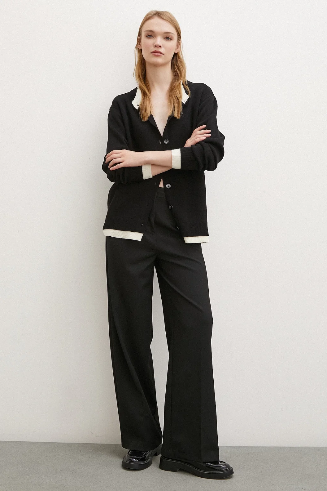 Schwarze Strickjacke mit doppeltem Kragen und Knöpfen