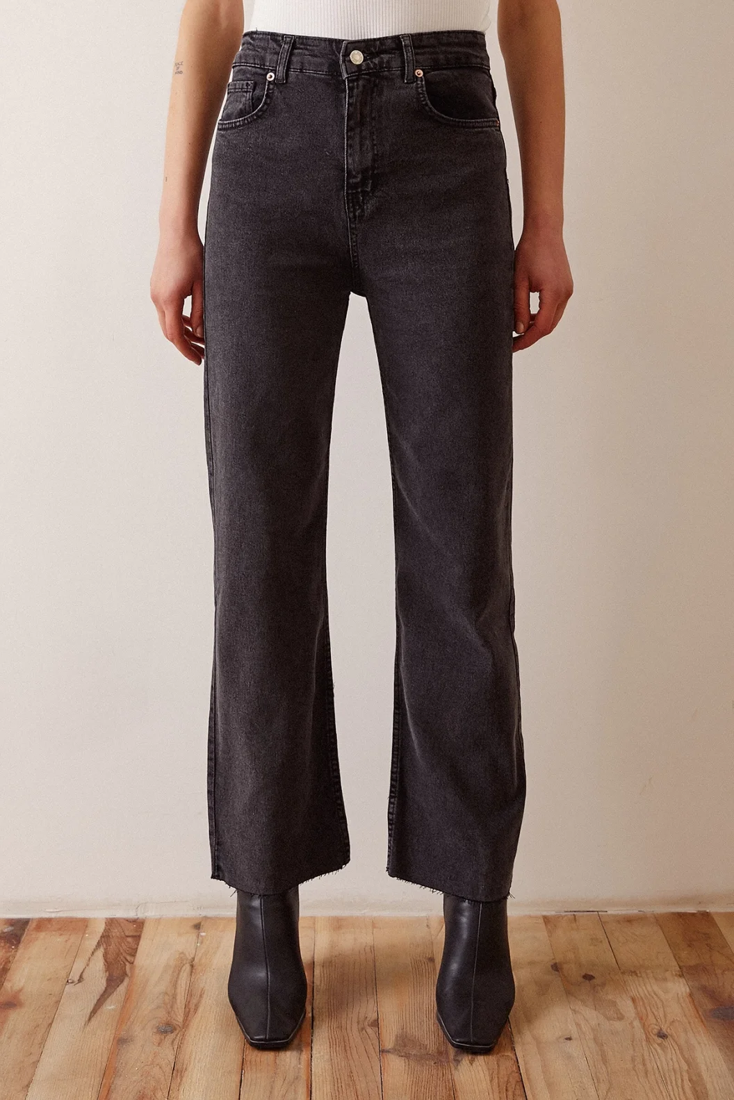 Schmale High-Waist-Jeans mit abgeschnittenem Saum Schwarz