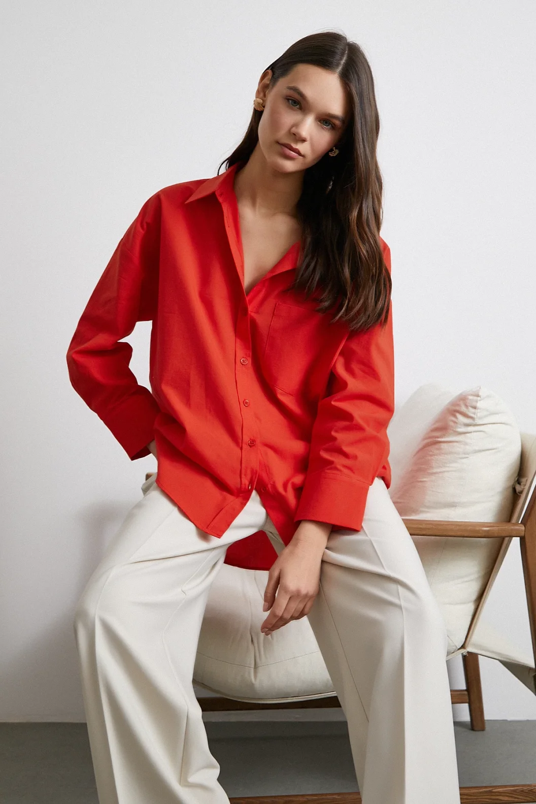 يجب اقتناء قميص بوبلين أحمر