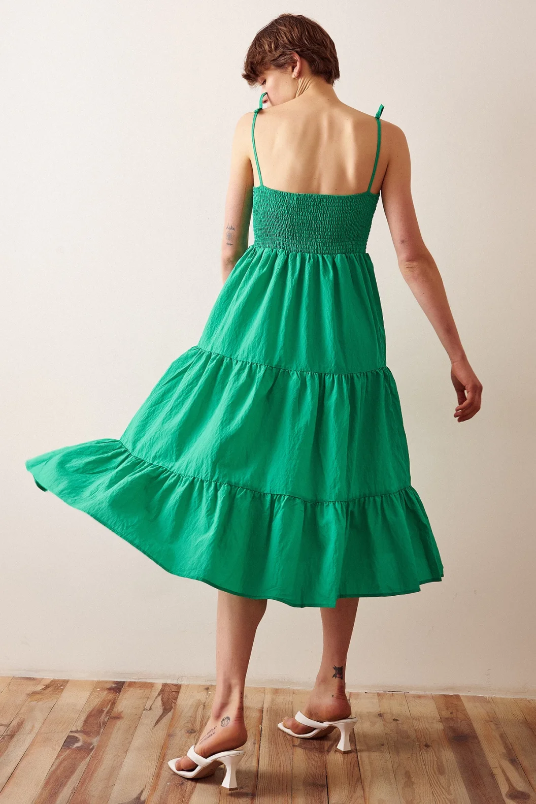 Grünes Kleid mit geraffter Rückenpartie