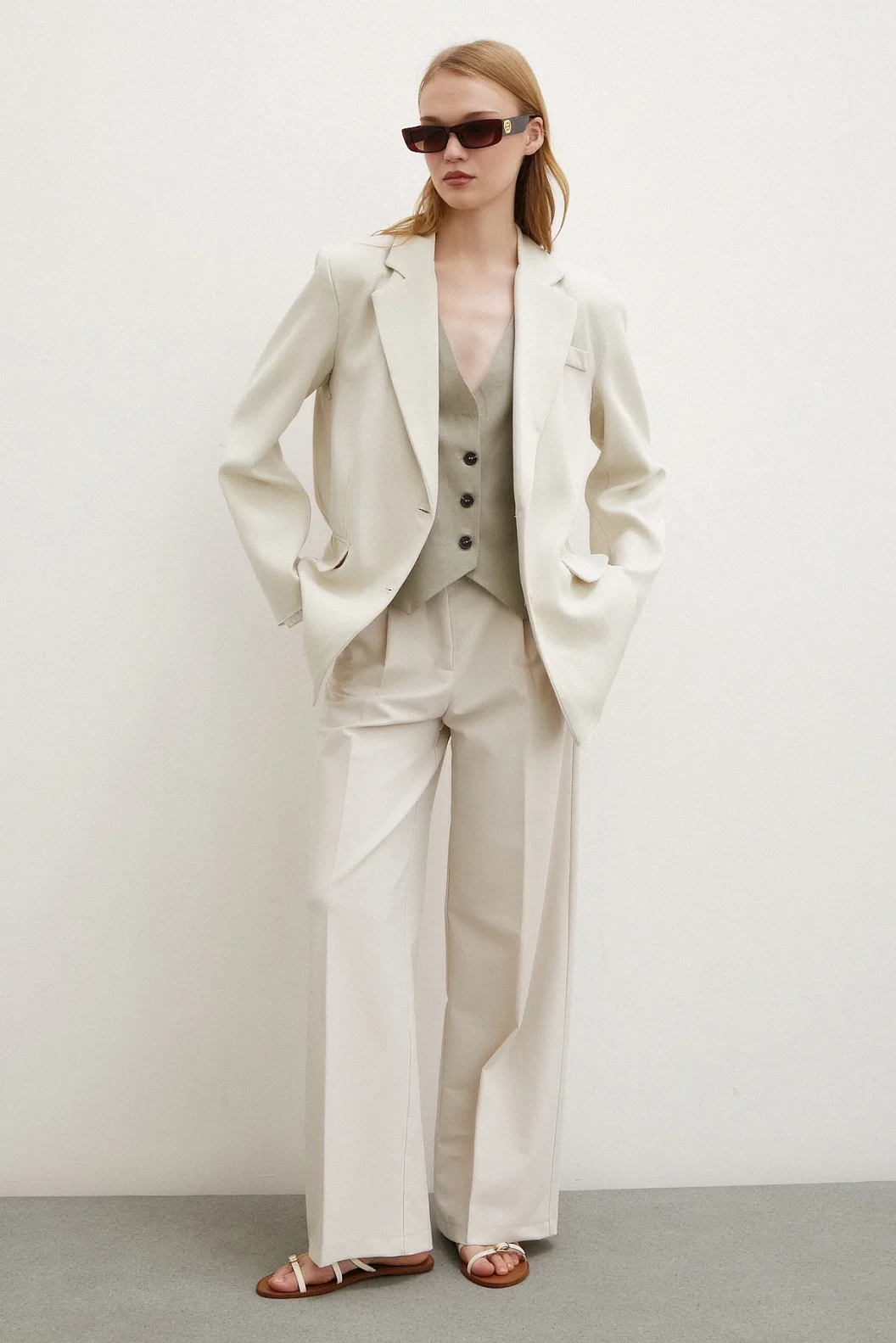 جاكيت بليزر بأزرار بيج بتفاصيل مقصوصة للهواتف