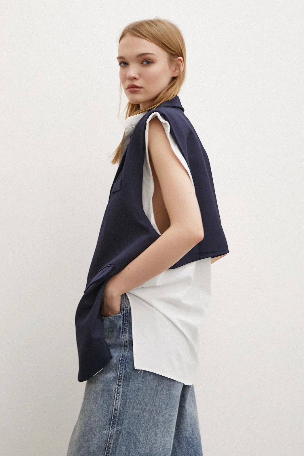 قميص بست نفسي مزين بياقة حاكمة لونه أزرق داكن