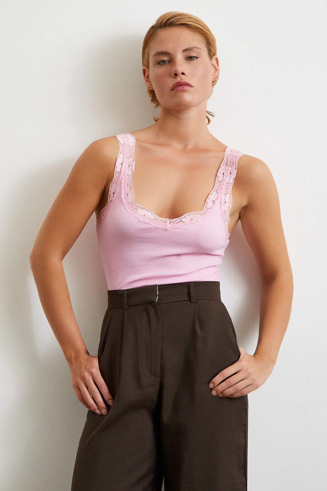 قميص بحمالات دانتيل بلون وردي