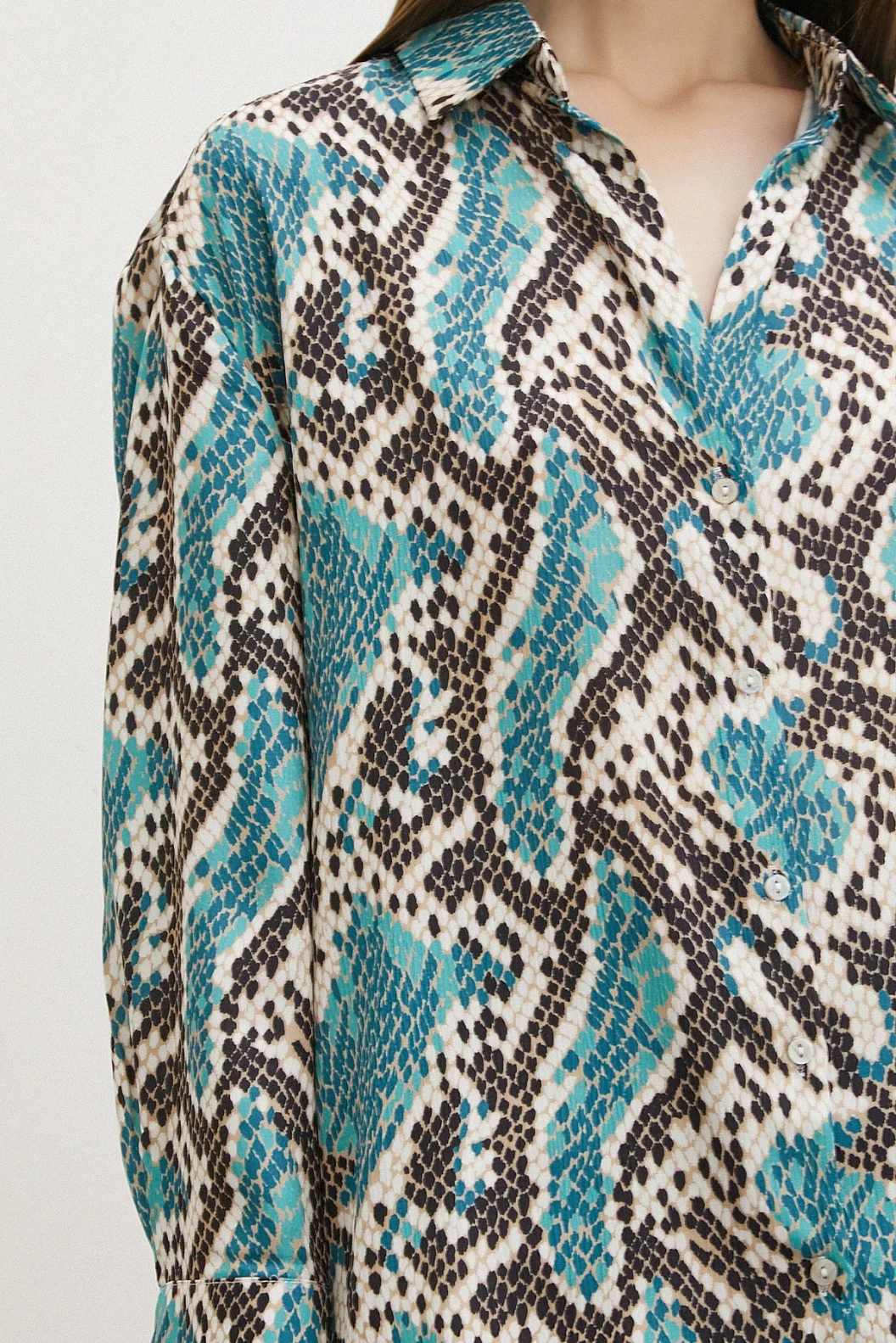 Schlangenmuster Satinbluse Grün