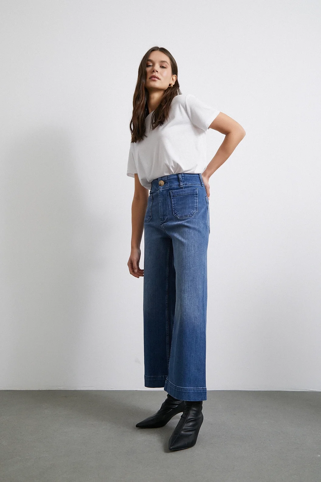 بنطلون بقصة واسعة مع تفاصيل الهاتف المحمول والأزرار أزرق