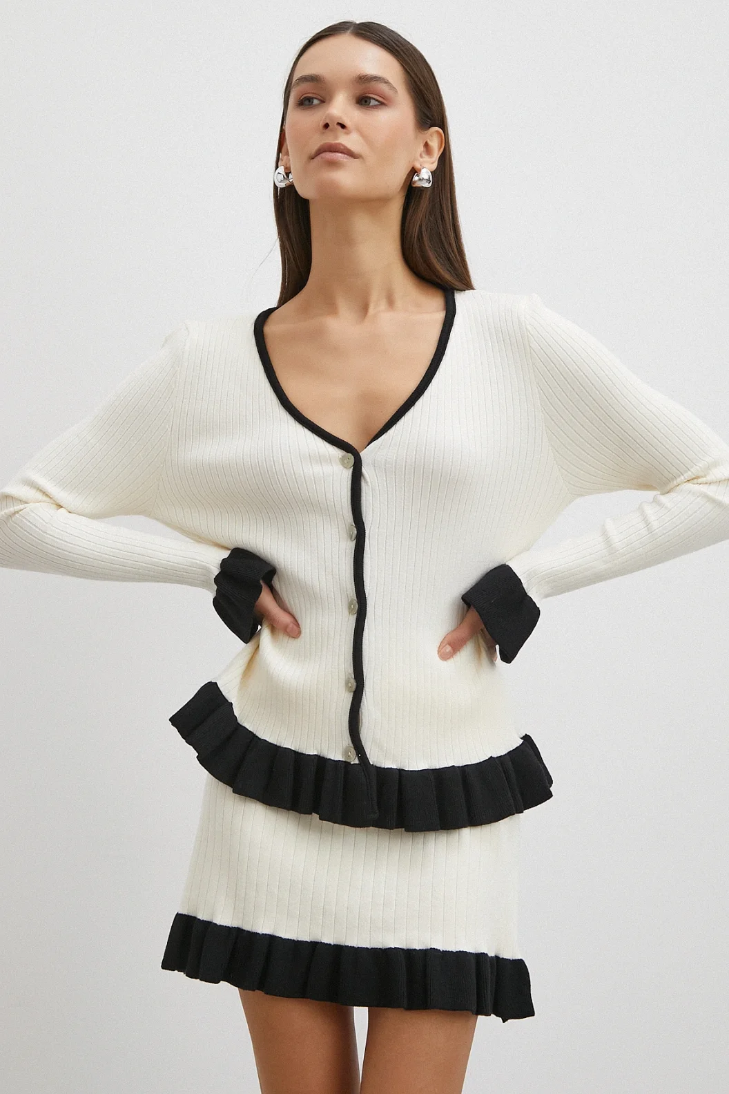 Düğmeli Eteği Fırfırlı Etekli Triko Takım Ekru