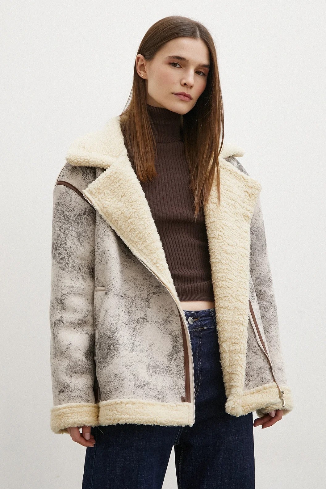 معطف رفيع مبطن باللون البني