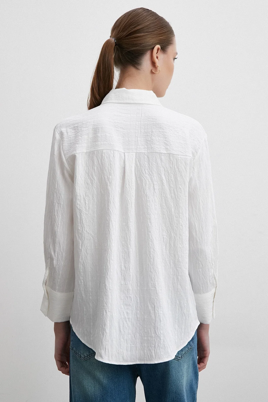 قميص بتفاصيل خطوط بيضاء