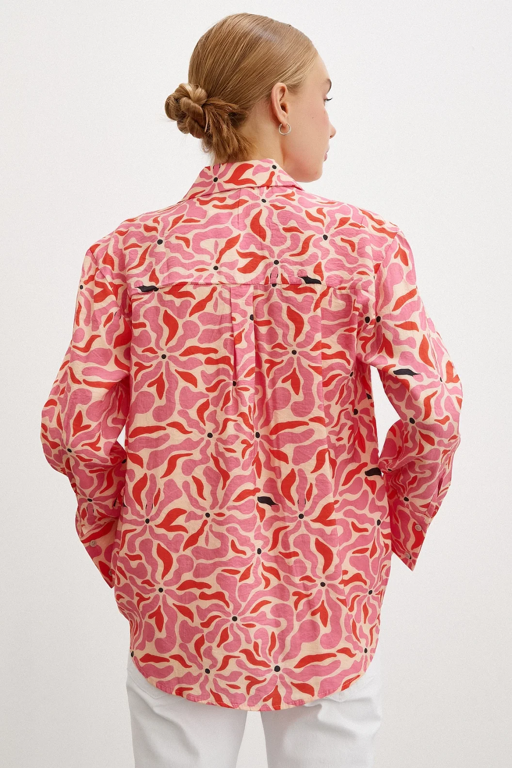 بلوزة منسوجة بنقشة زهور على شكل V باللون الفوشيا