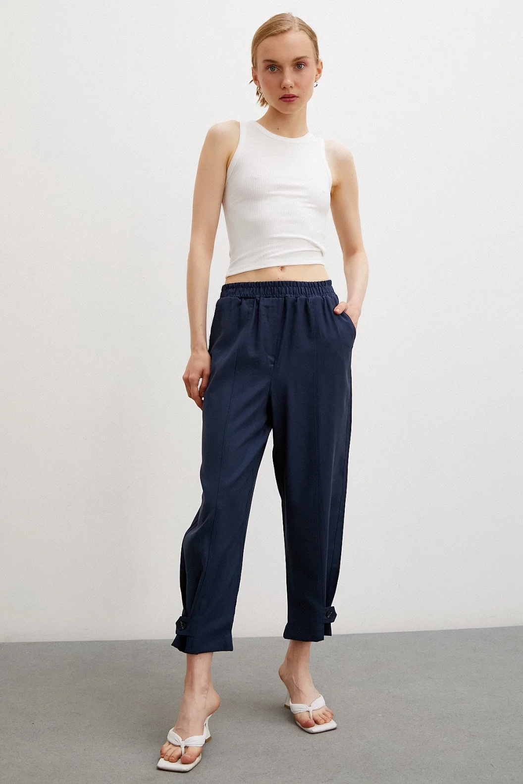 بنطلون واسع مرن لونه أزرق غامق