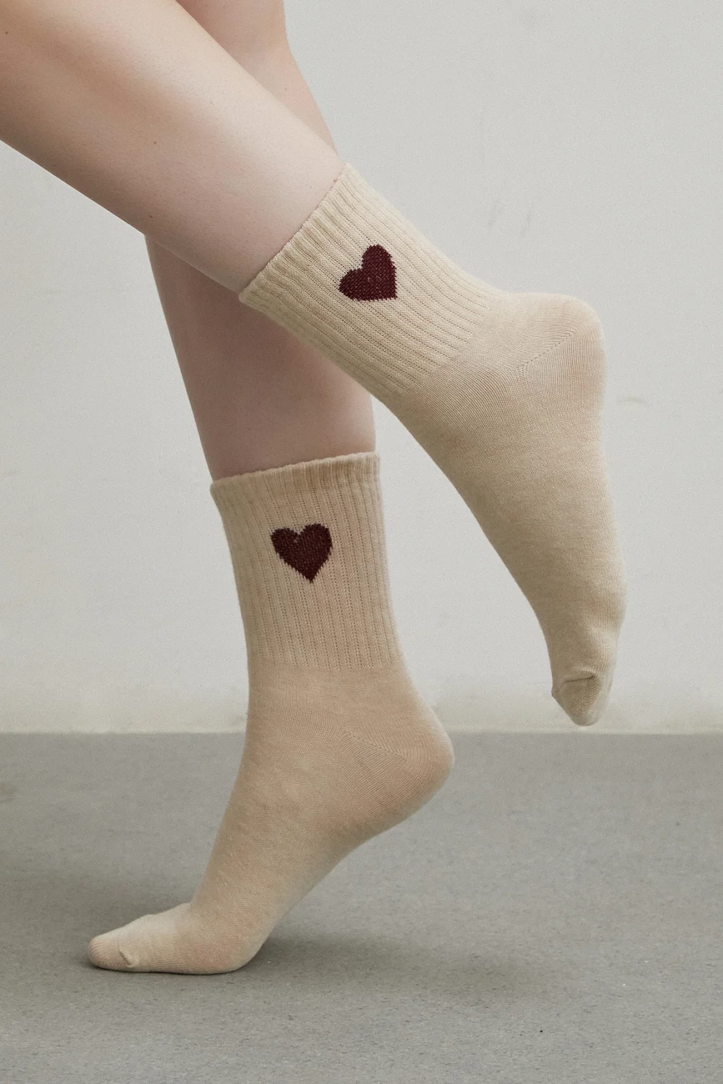 جوارب تنس بأربعة أزواج مزينة برسومات القلوب باللون الأبيض
