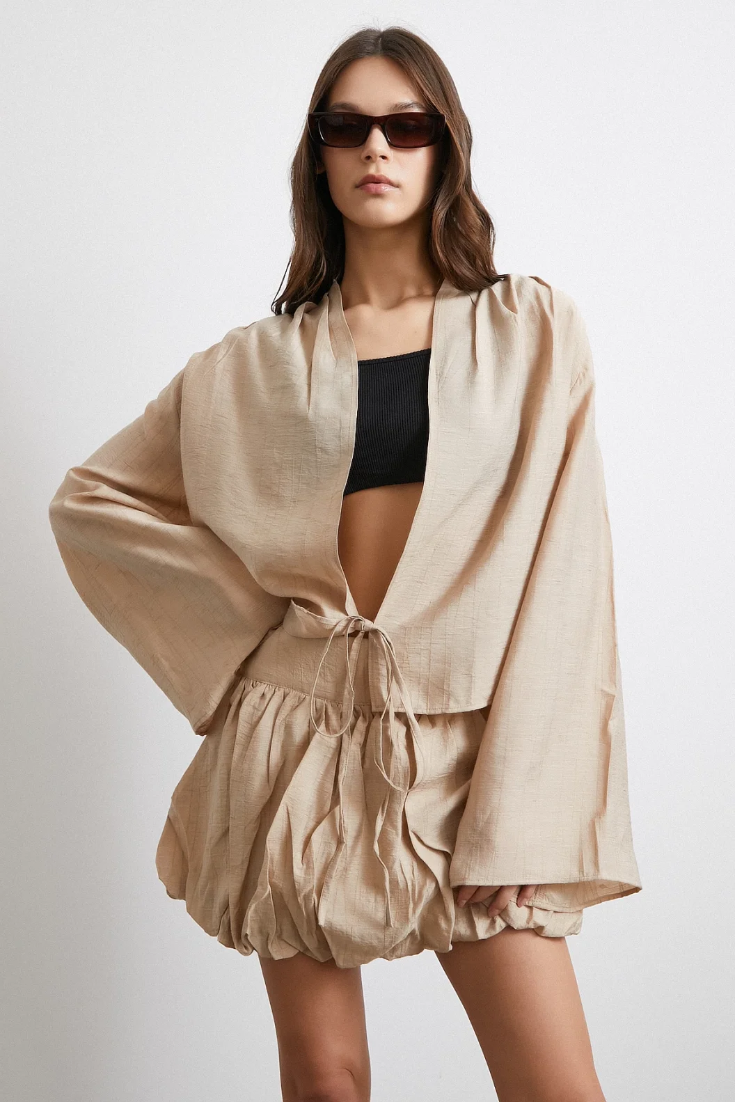 بلوزة واسعة مع أكمام ربط من الأمام باللون البيج