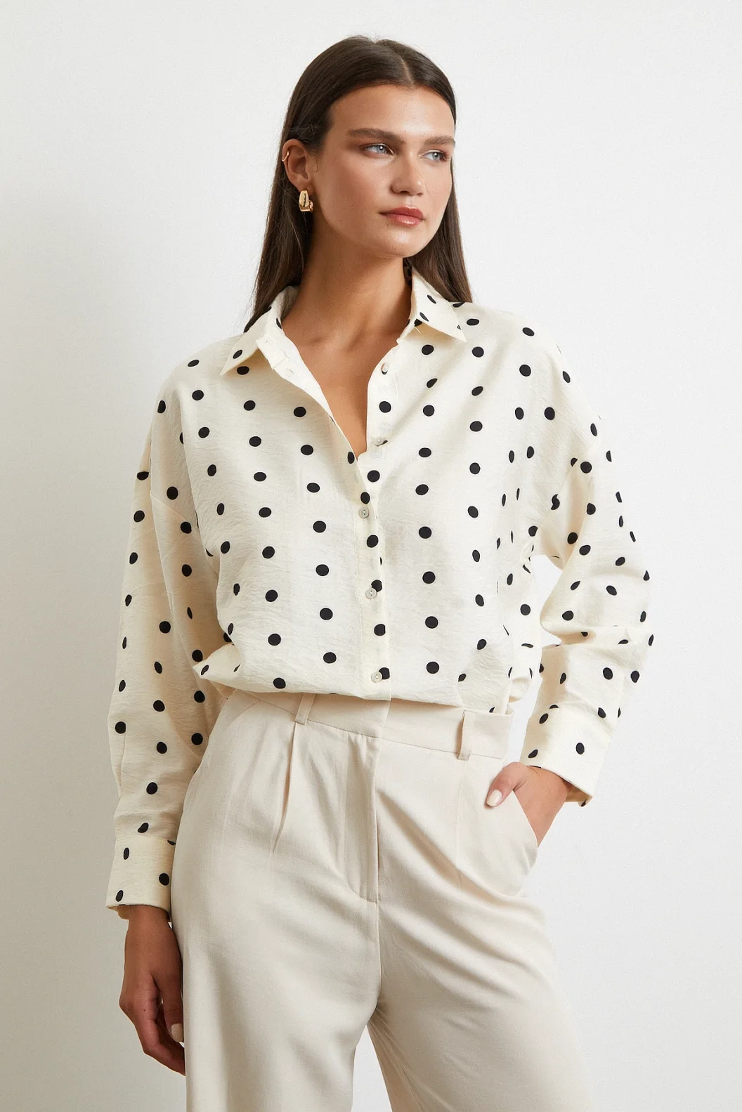 قميص كبير بنقاط سوداء