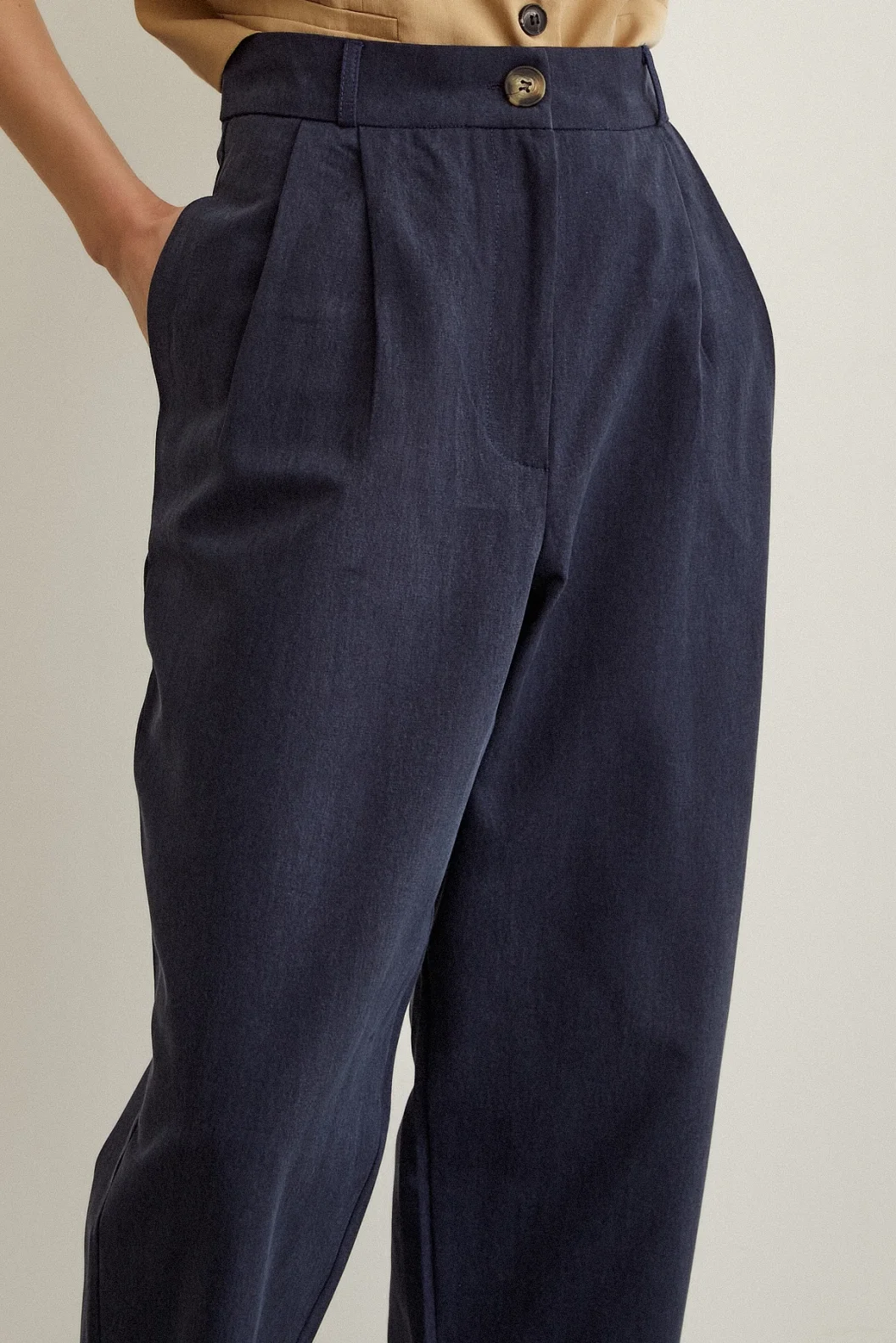 السروال الأزرق الداكن ذو الأمام المزدوج المنزلق