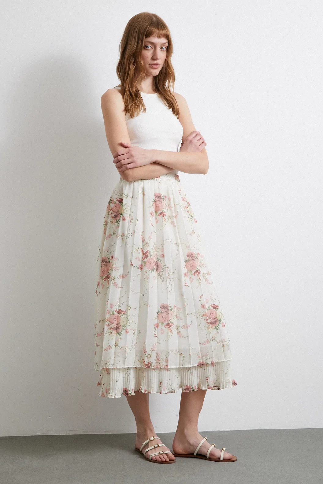 تنورة بخصر بفتحات باللون الكريم