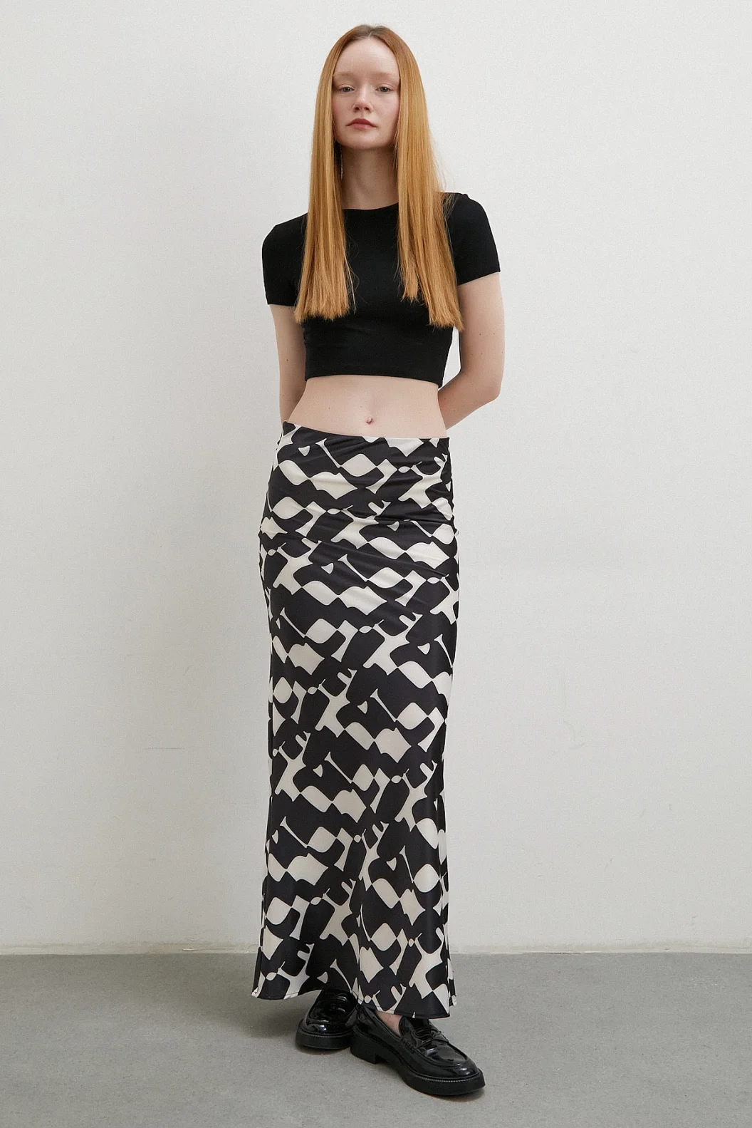 تنورة ماكسي مائلة مطبوعة باللون البيج