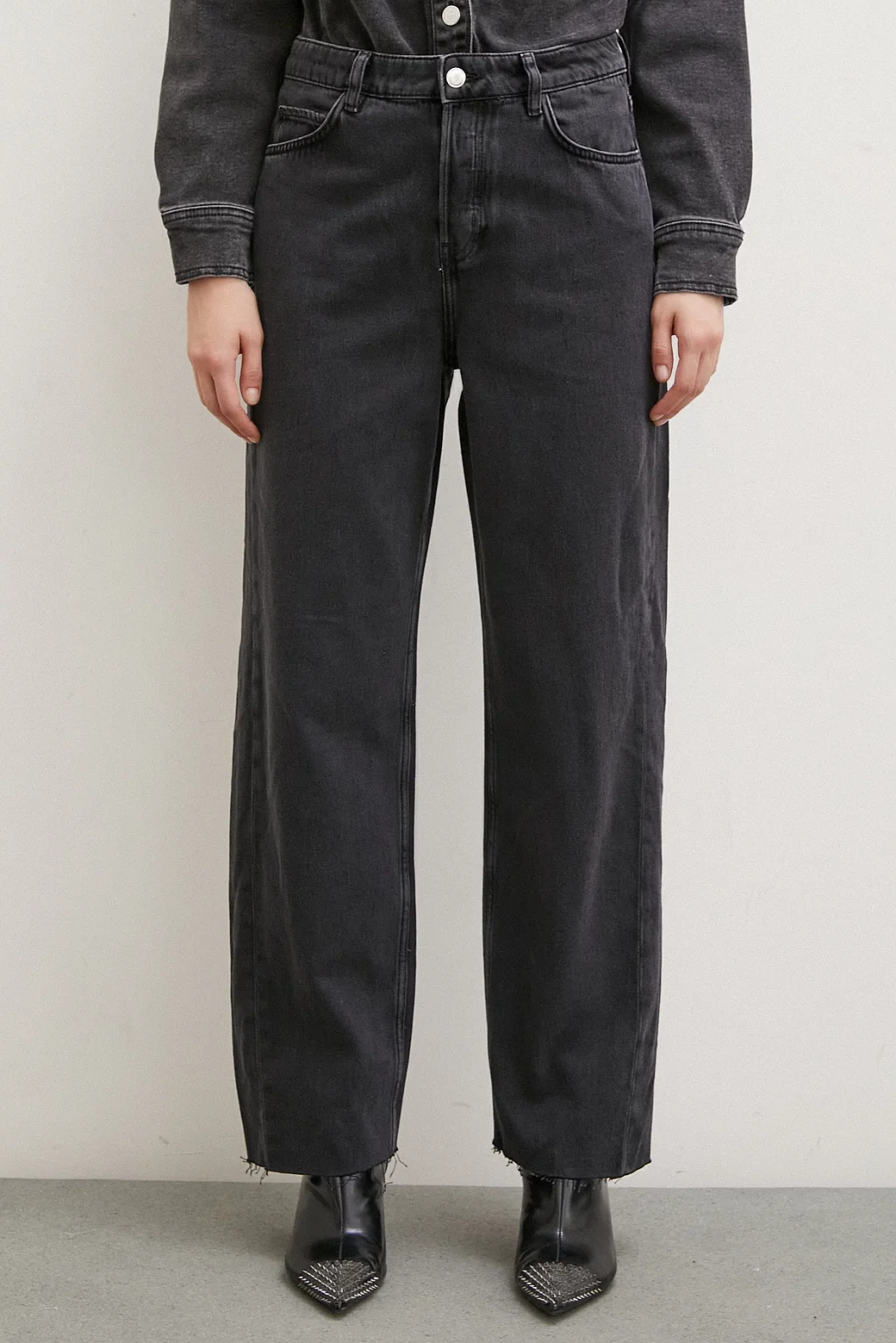 سروال جينز أسود مع خصر عالي وأساور منخفضة