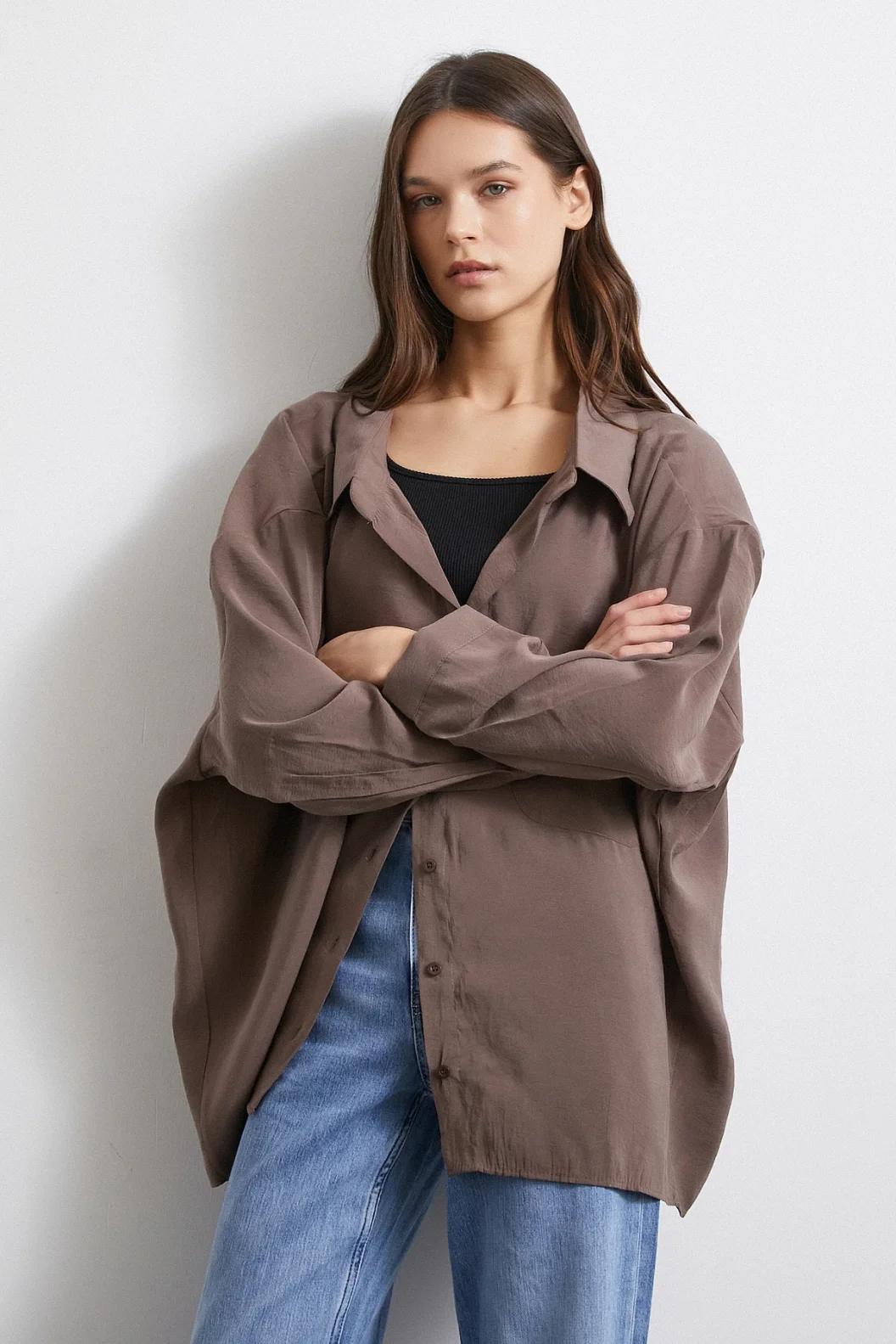 قميص مودال بجيب كبير بني