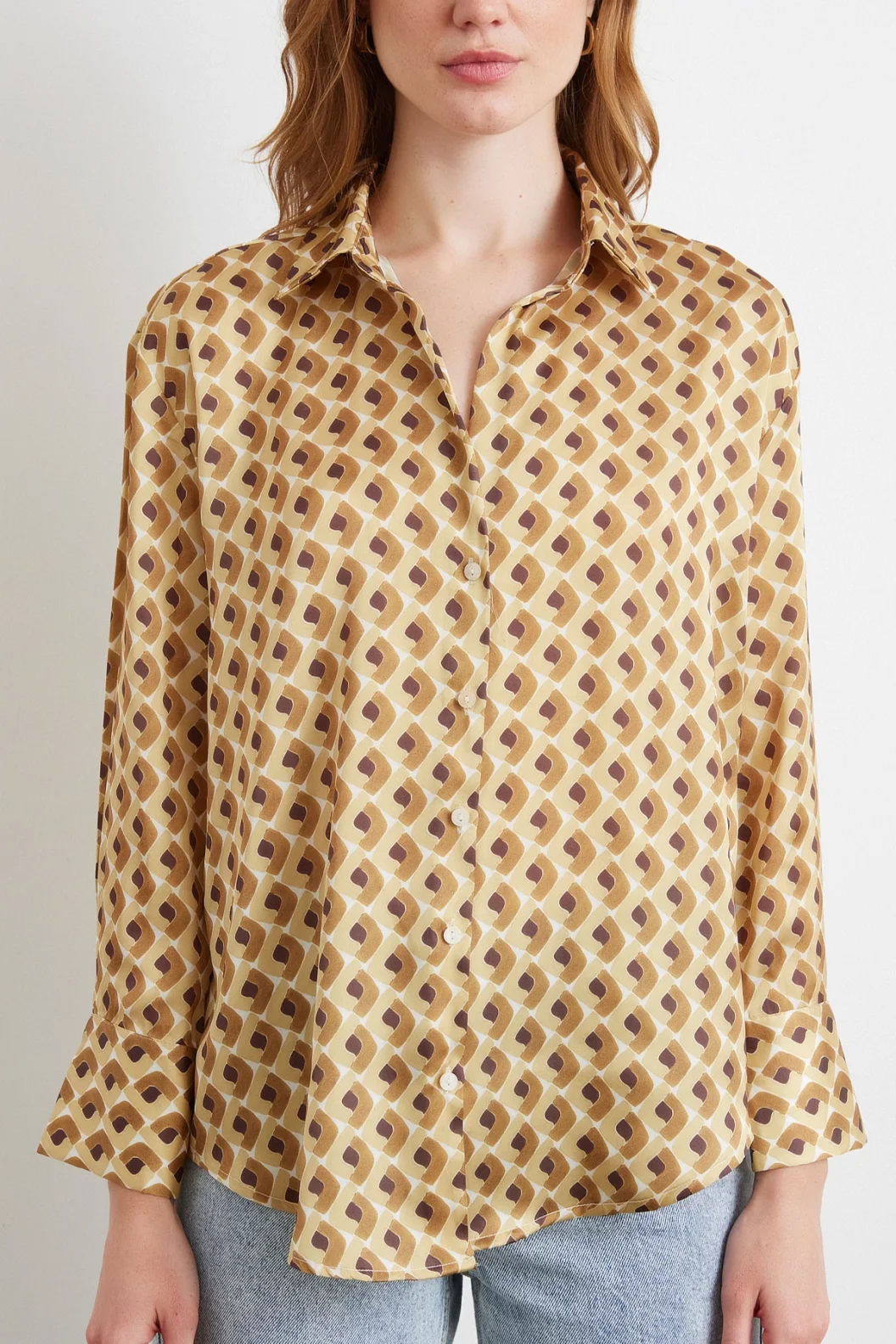 Geometrisches gemustertes Satinhemd in Beige