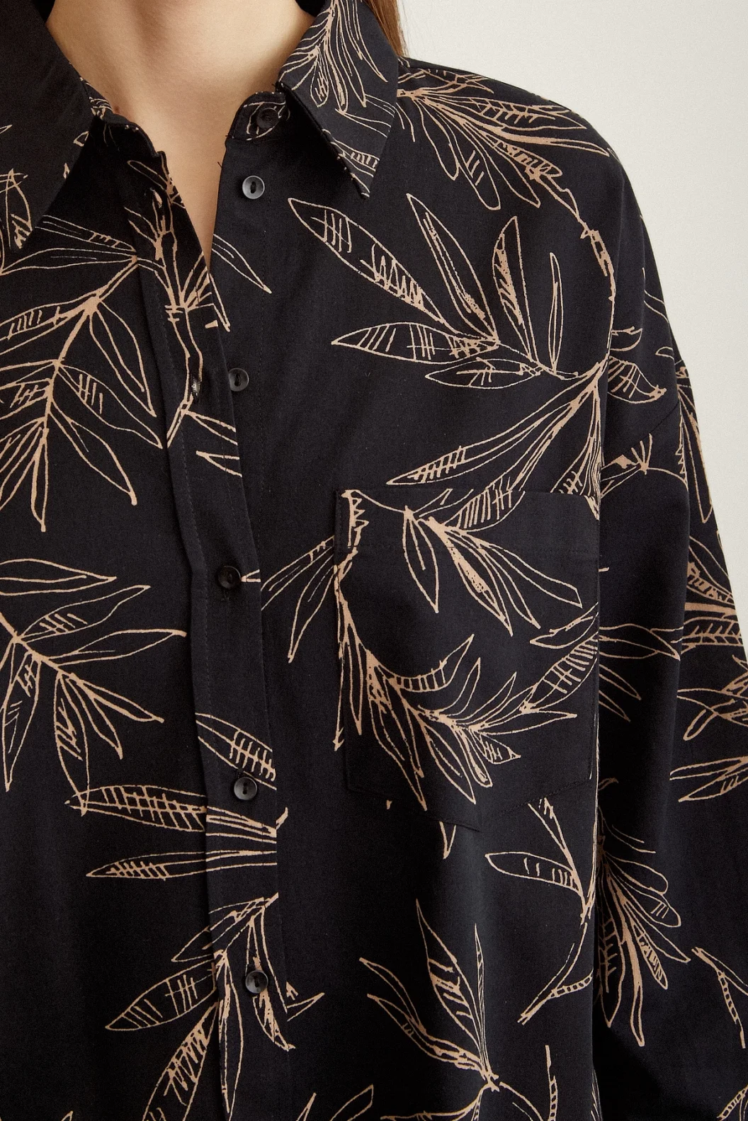 قميص بوبلين بنقشة زهور أسود