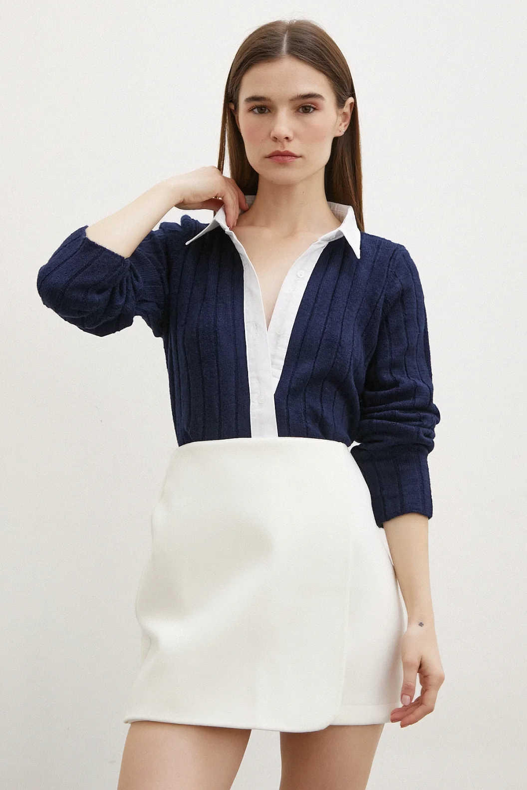 قميص ياقة حريرية أزرق داكن