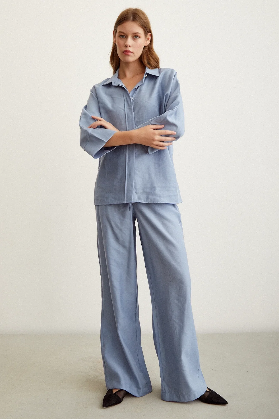 قميص كتان أزرق بأكمام خفاشية