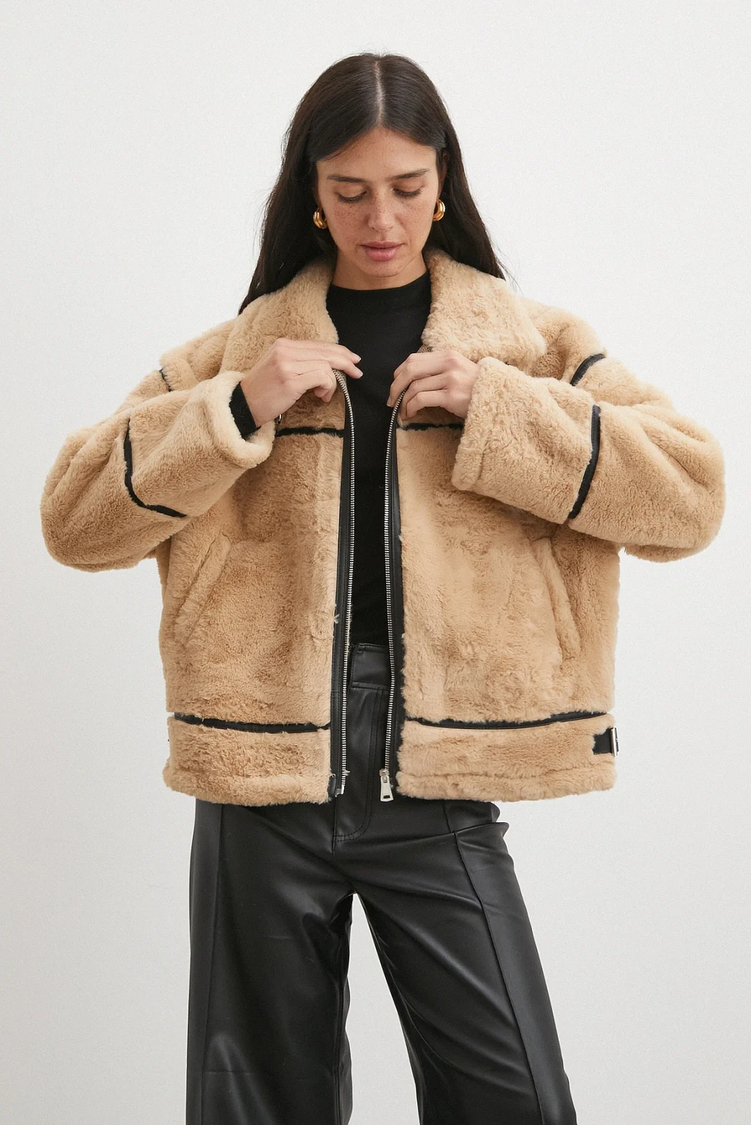 Ters Detay Peluş Lamine Mont Bej