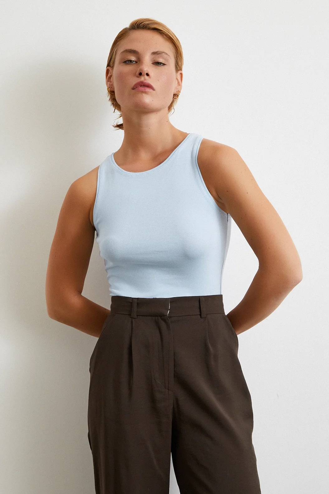 بلوزة قصيرة باللون الأزرق