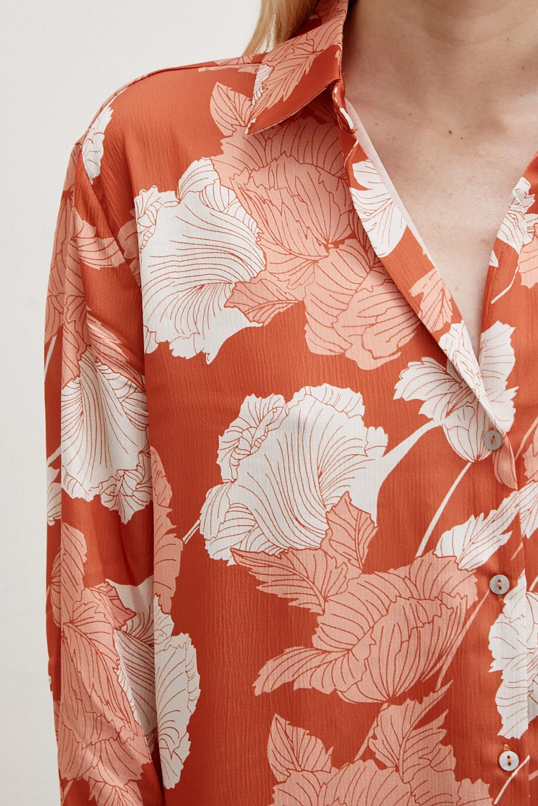 V-Ausschnitt Satinbluse Ziegelstein