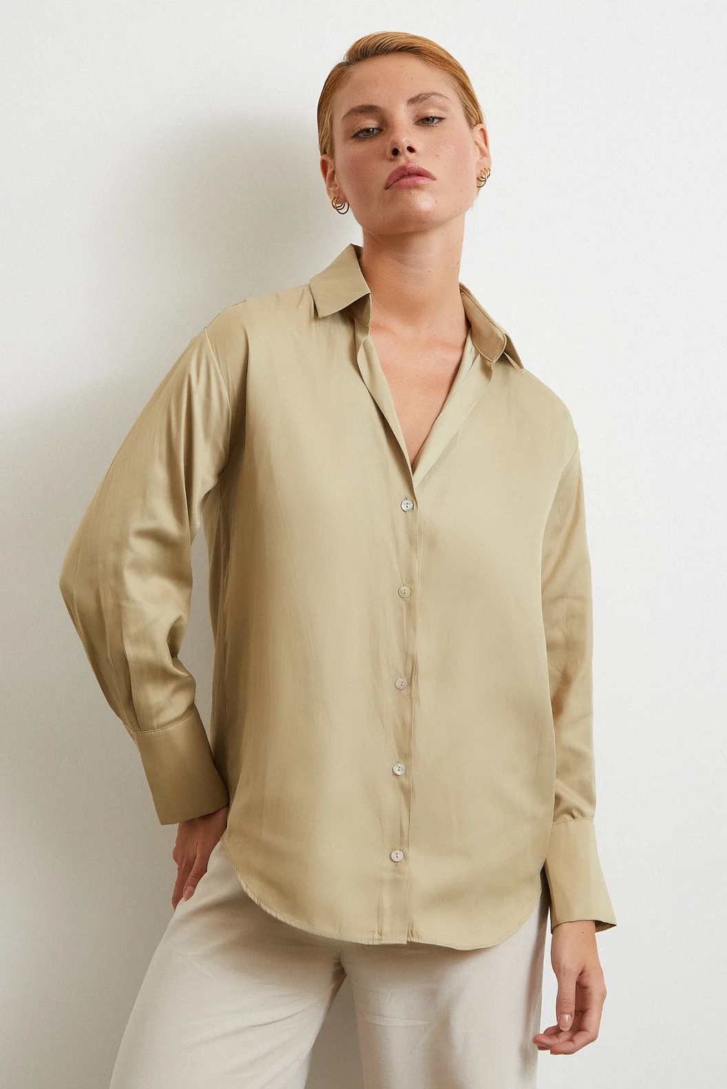 قميص بنمط مخطط قطري باللون البيج