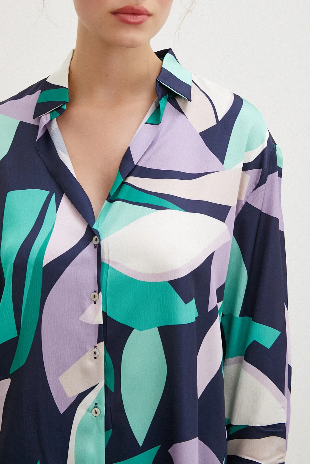 Bedrucktes V-Ausschnitt Hemd Lila