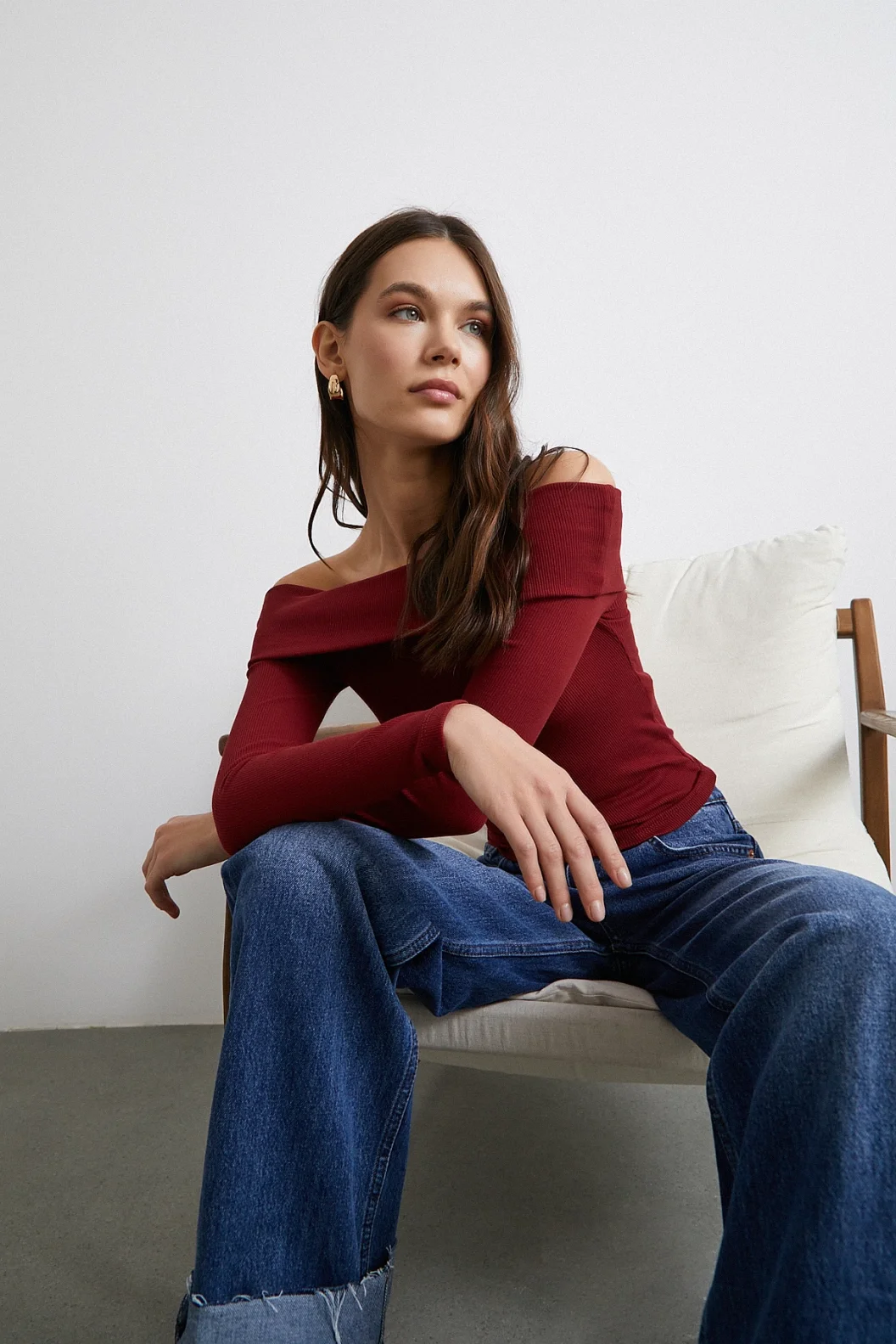 بلوزة كورسيه بيد أحمر مكشوف الكتفين